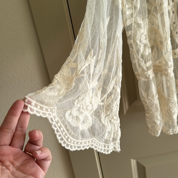 Beautiful embroidered lace cardigan with bell sleeves. Boho Chic! Size M - Picture 2 of 3